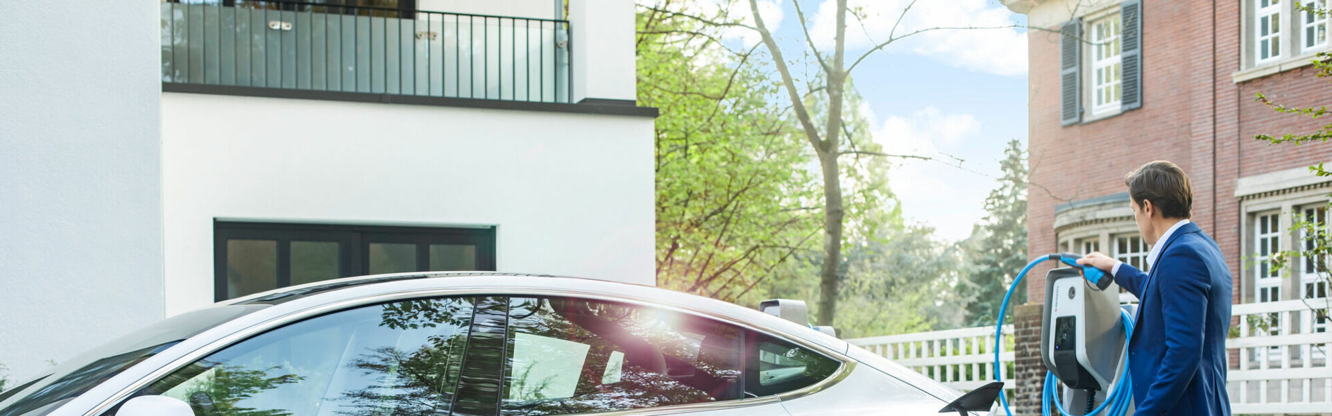 Elektrischer Dienstwagen mit Wallbox zu Hause laden