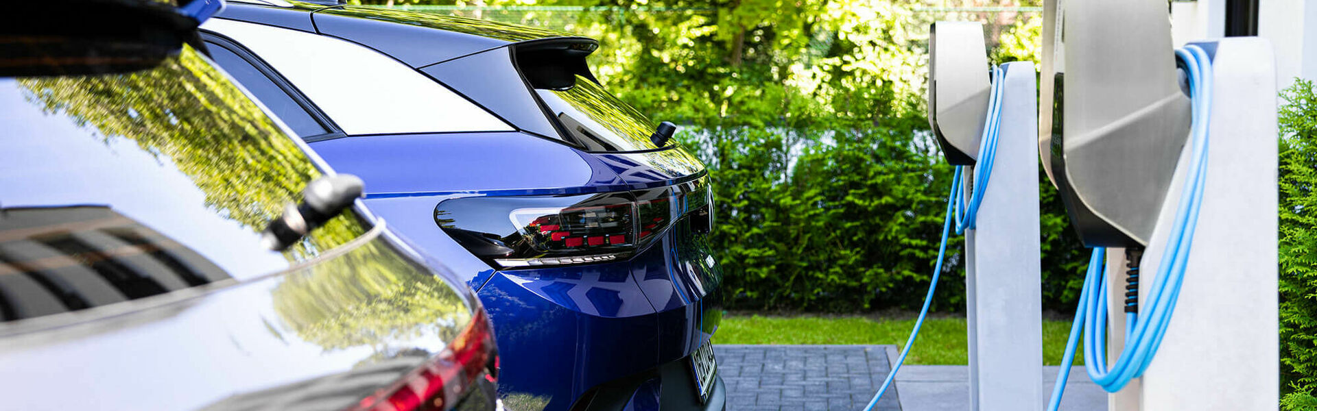 AMTRON Professional mit Schutzdach und Stele auf einem Parkplatz
