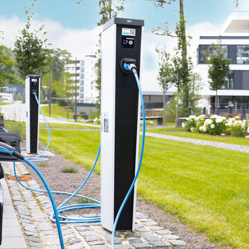 Ladesäule AMTRON Professional auf einem Parkplatz
