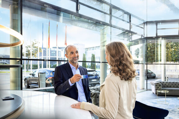 Fahrer eines Elektroautos checkt in einem Hotel ein