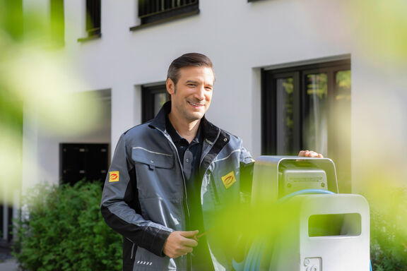 Elektroinstallateur installiert eine Wallbox