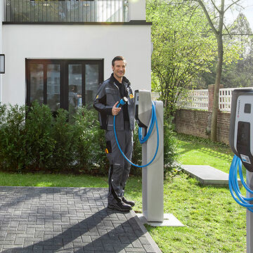 Elektrofachkraft überprüft eine Wallbox