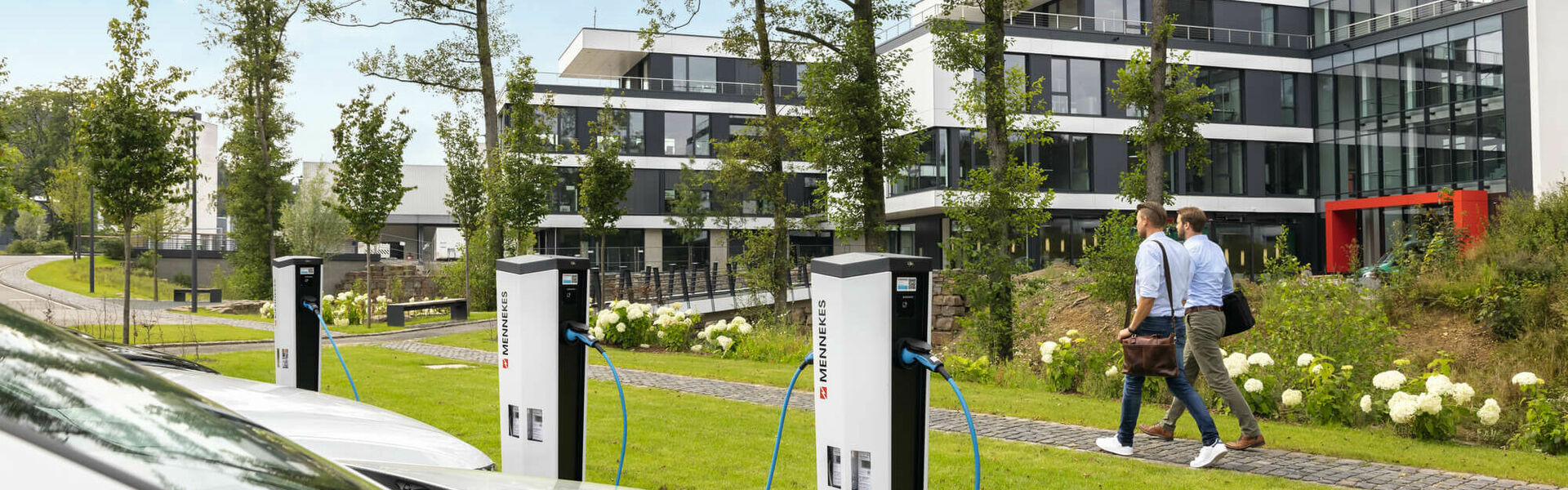 MENNEKES Ladesäulen auf einem Firmenparkplatz 